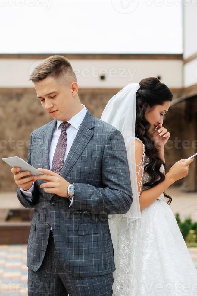 le premier réunion de le la mariée et jeune marié dans le Cour de le Hôtel photo