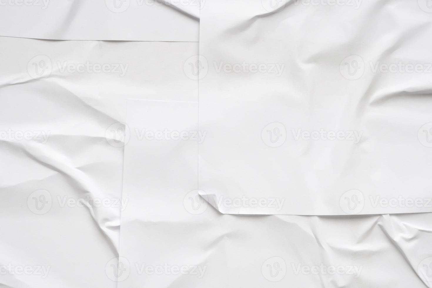 blanc Vide froissé et plié papier affiche texture Contexte photo