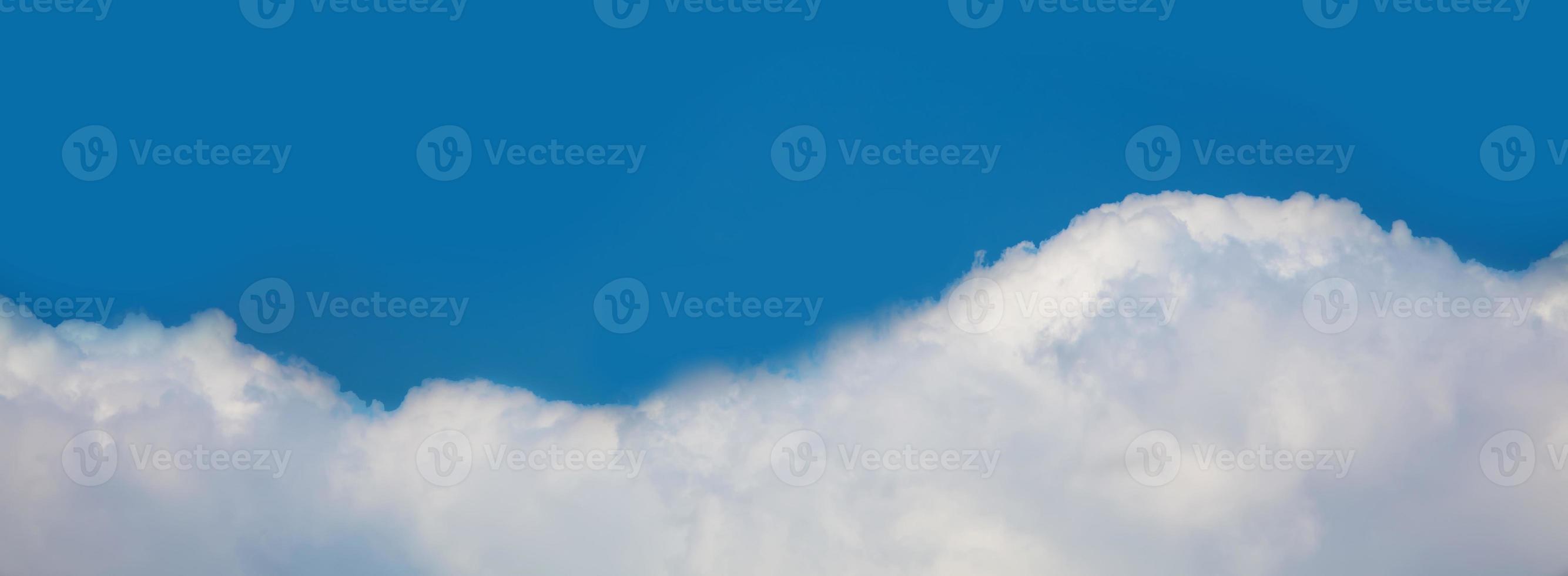 bleu ciel Contexte bannière avec blanc nuage. photo