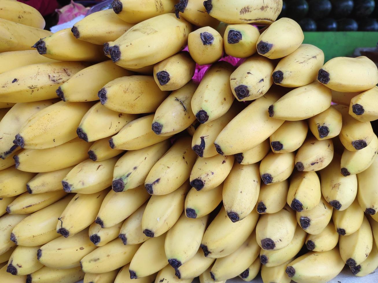 Jaune banane pour vente dans le traditionnel marché photo