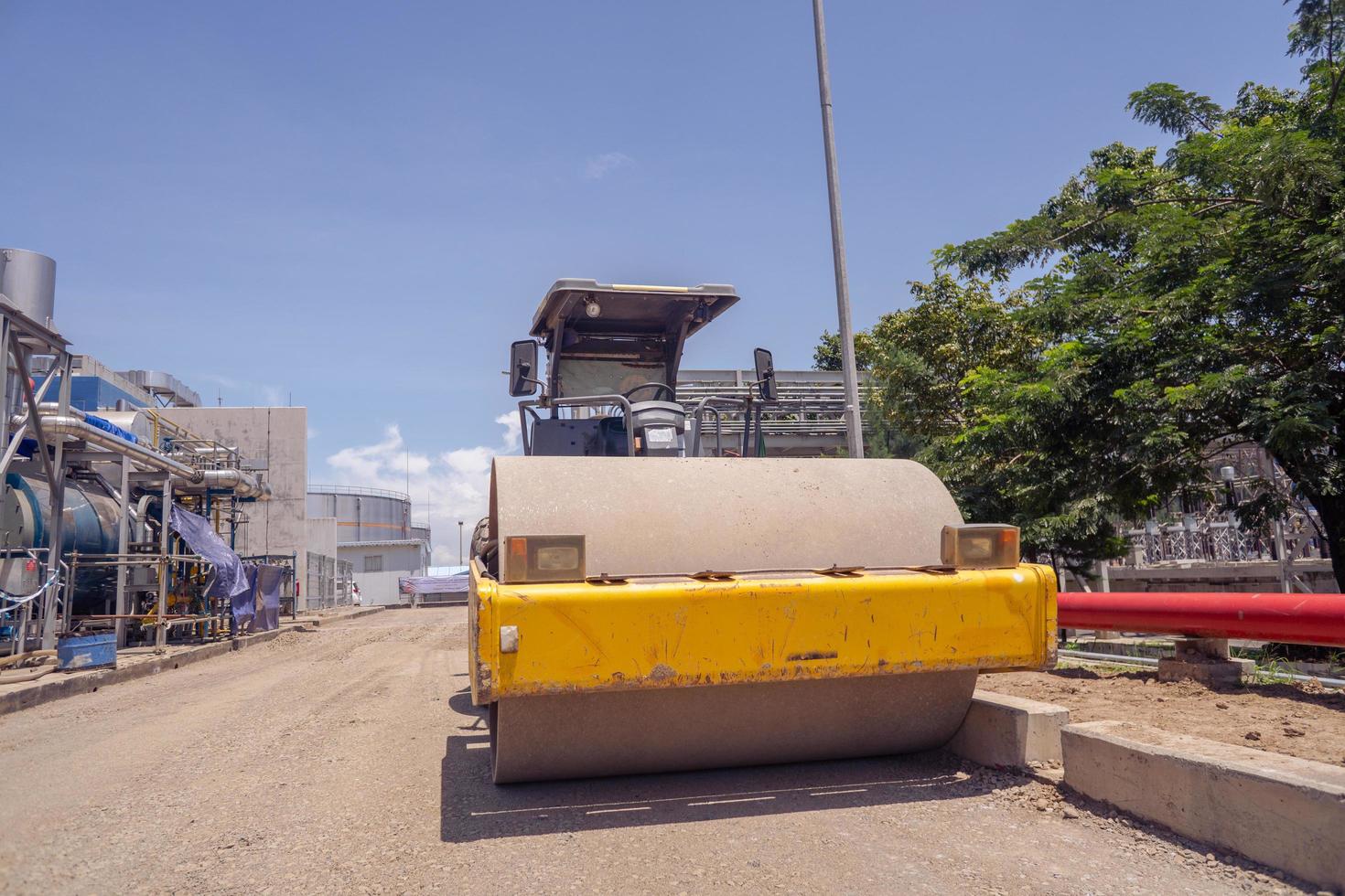 terre grattoir et vibreur rouleau le lourd équipement pour prétraitement route construction. le photo est adapté à utilisation pour industrie Contexte la photographie, Puissance plante affiche et électricité