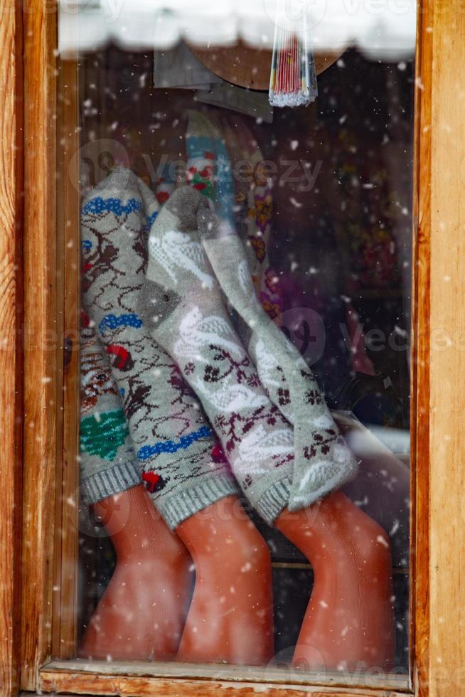 mannequin jambes dans chaud chaussettes derrière le verre. hiver est à venir. photo