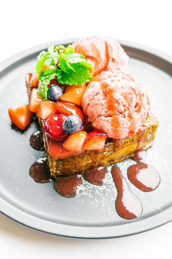 dessert sucré avec pain grillé au miel avec fraise et confiture photo