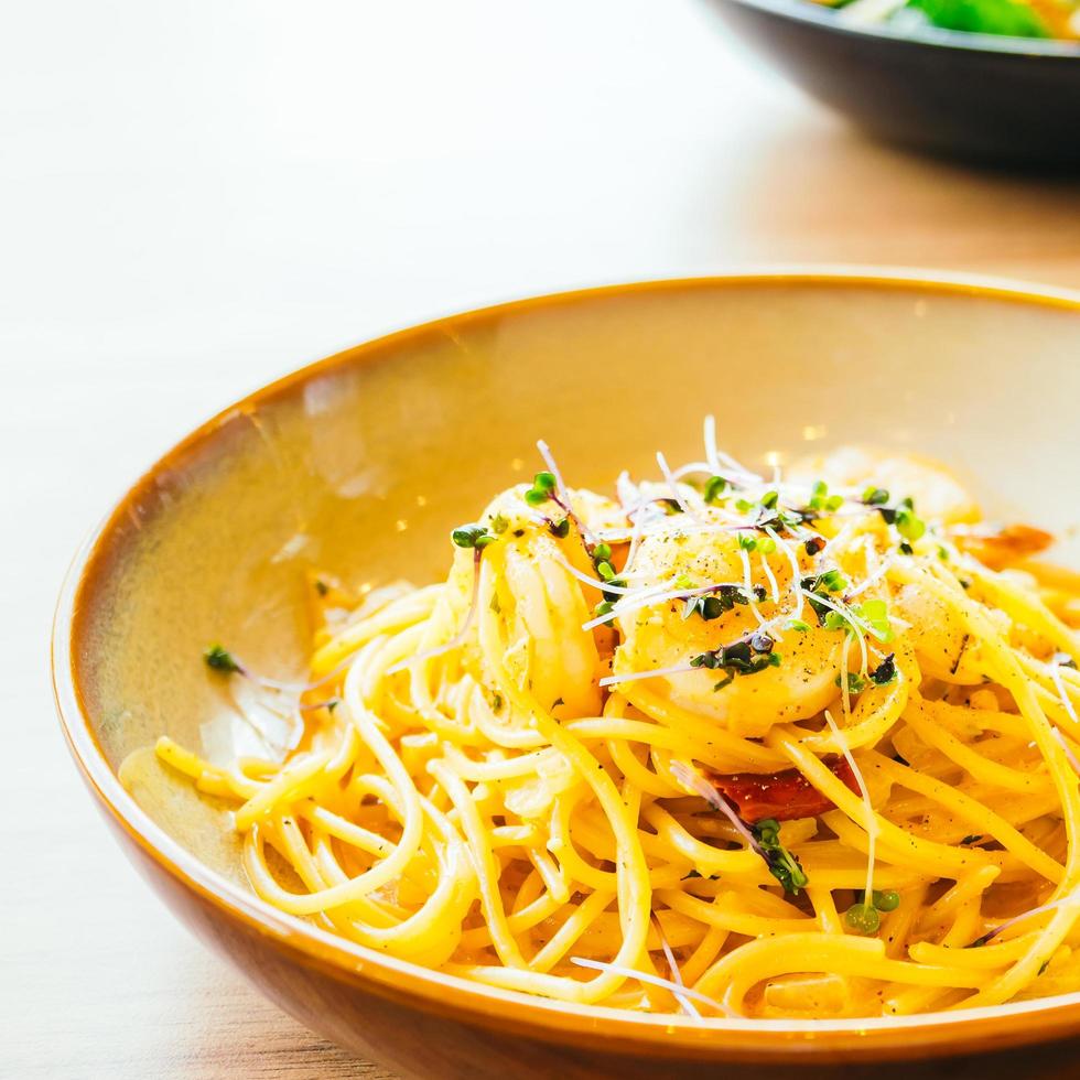 spaghetti et pâtes aux crevettes et sauce photo