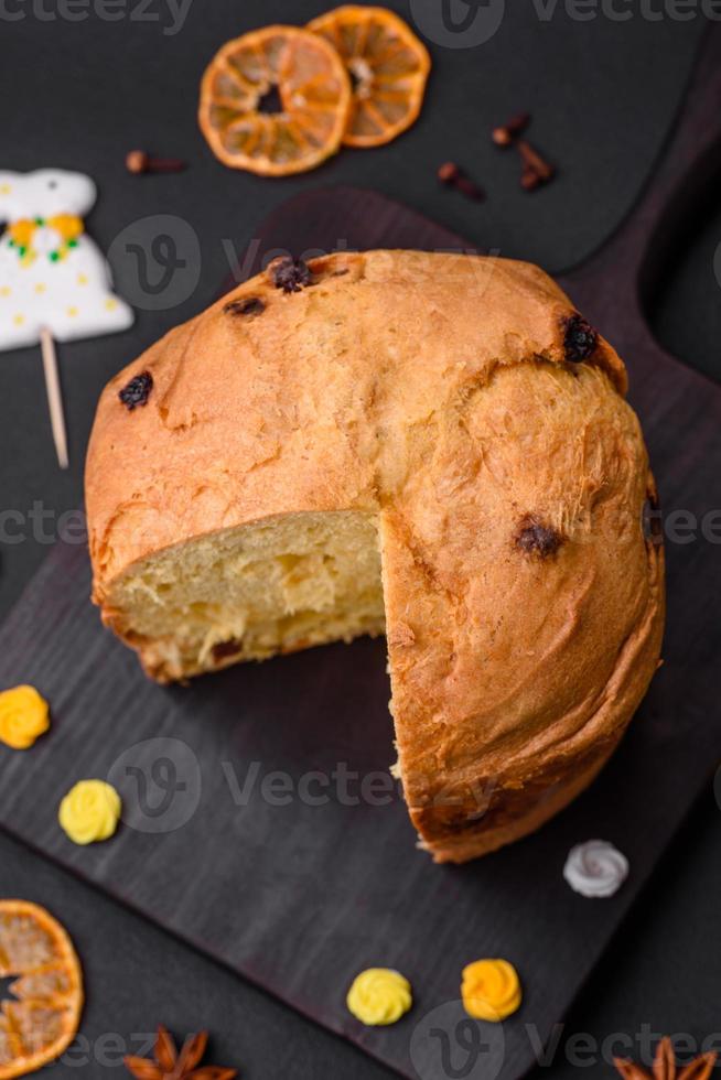 Pâques gâteau ou panettone avec raisins secs et confit des fruits photo