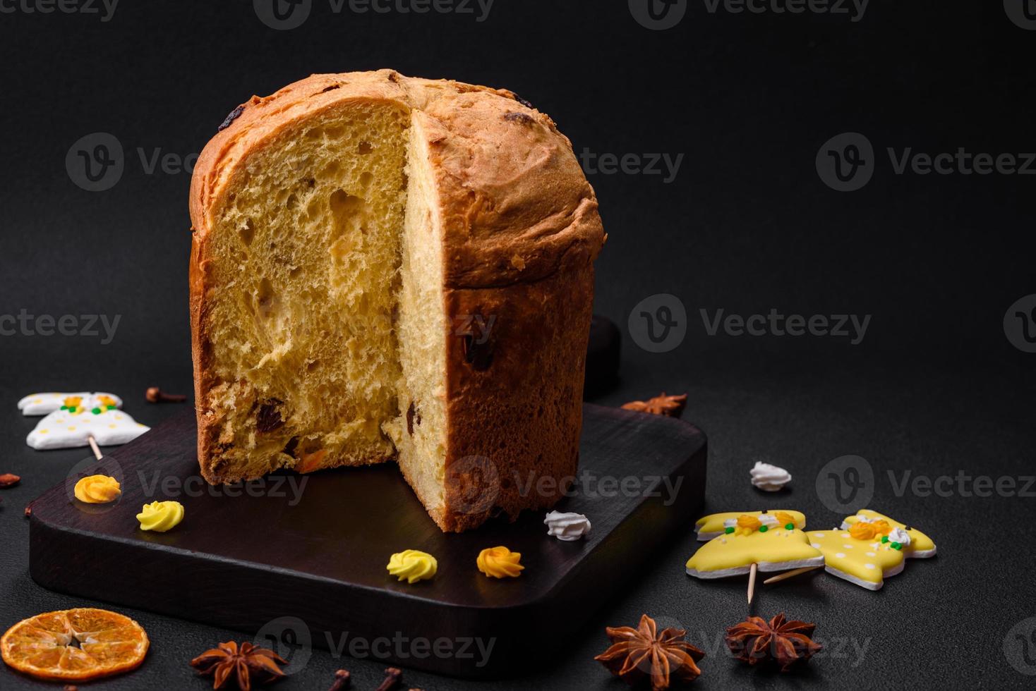 Pâques gâteau ou panettone avec raisins secs et confit des fruits photo