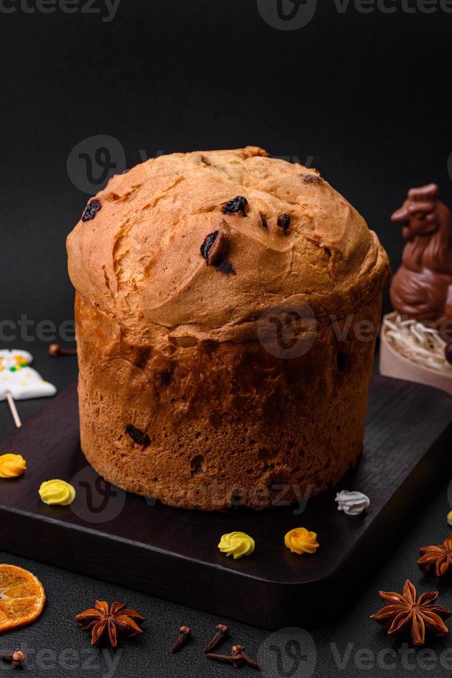 Pâques gâteau ou panettone avec raisins secs et confit des fruits photo