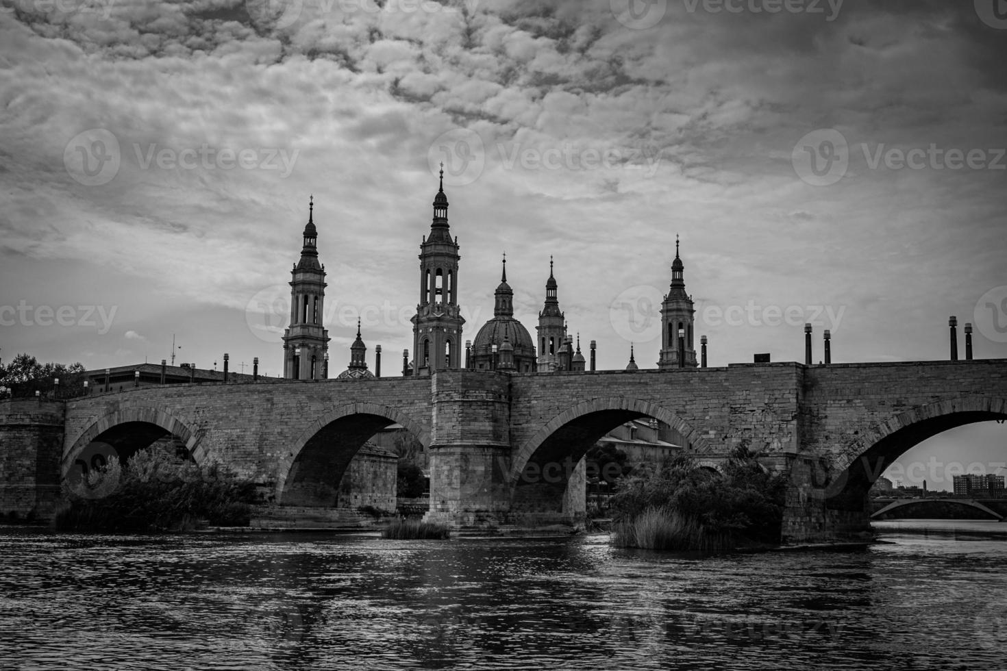 paysage nuestra senora del pilier cathédrale Basilique vue de le Èbre rivière dans une printemps journée photo