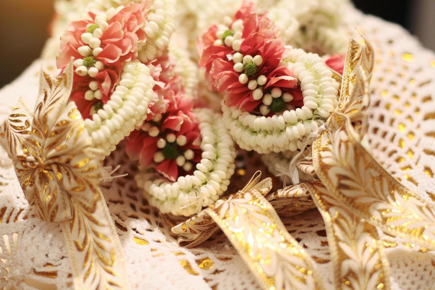 fleur guirlandes sur une or plateau dans tradition thaïlandais mariage la cérémonie journée. jasmin guirlande. photo