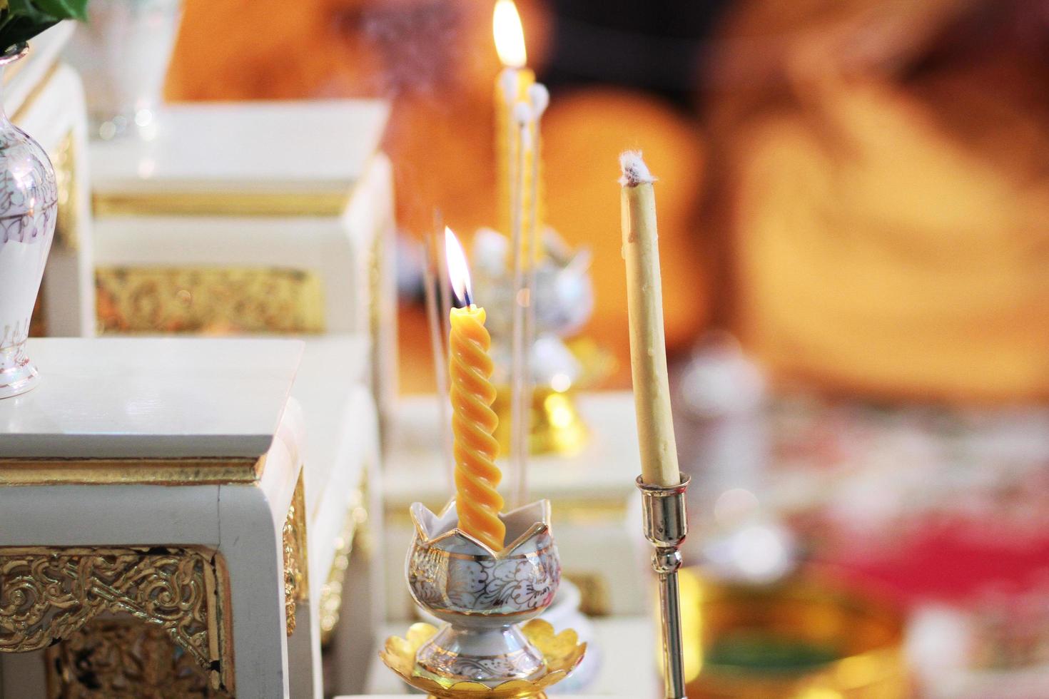 bougie lumière à culte le Bouddha images dans le temple, Thaïlande photo