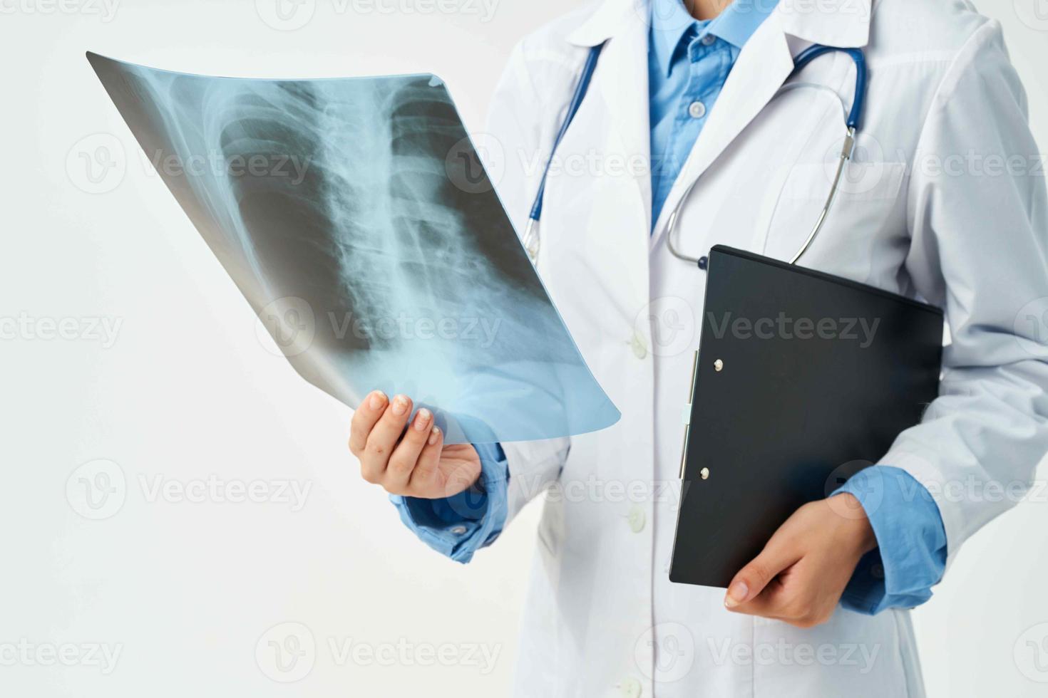 médecin dans blanc manteau radiographie fermer clinique photo