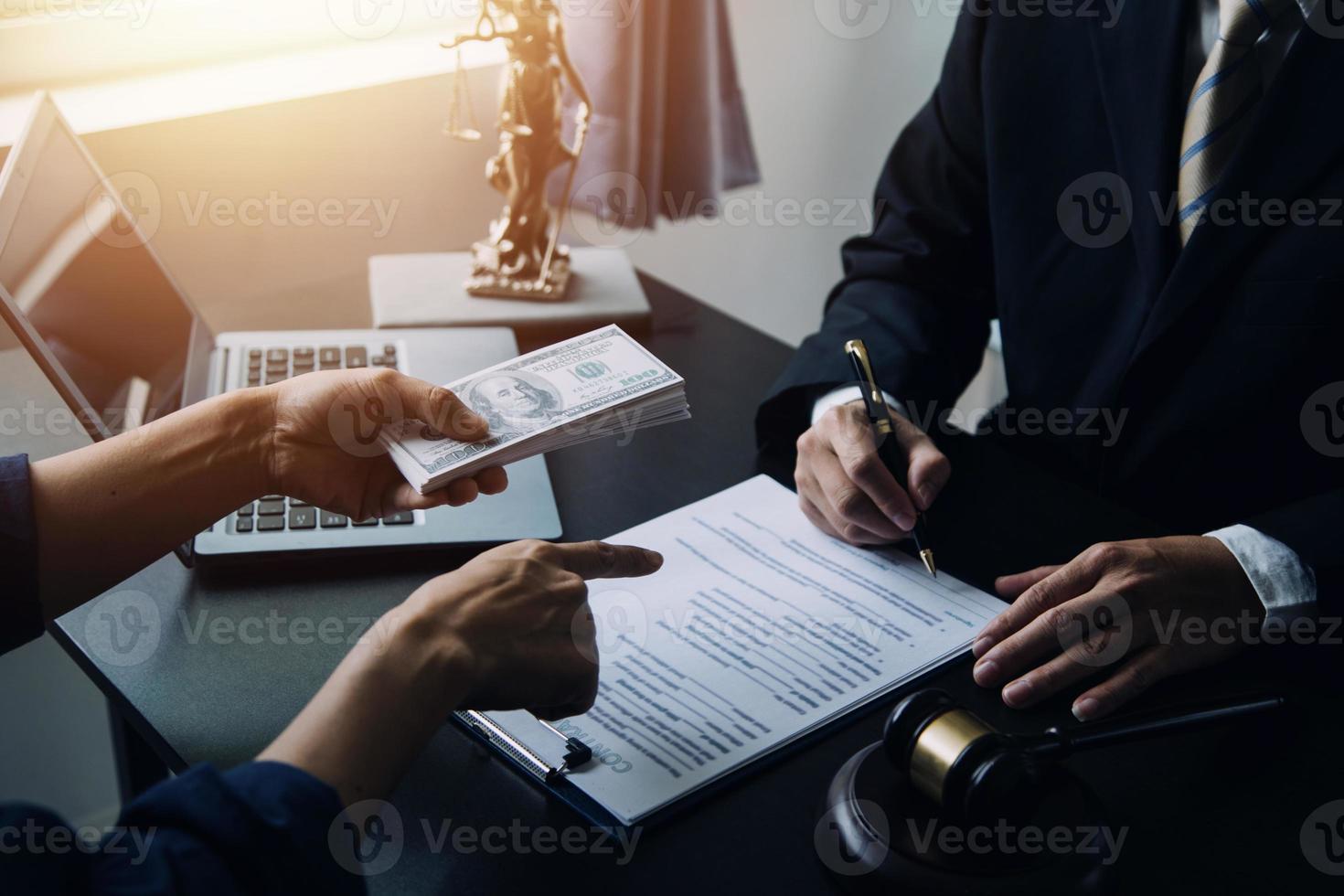 affaires et avocats discutant des documents contractuels avec une échelle en laiton sur le bureau au bureau. droit, services juridiques, conseils, image de concept de justice et de droit avec effet de grain de film photo