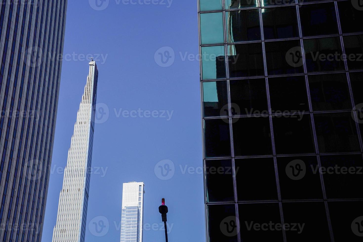 Nouveau york Manhattan grattes ciels vue de le rue à le Haut de le bâtiment sur ensoleillé clair journée photo