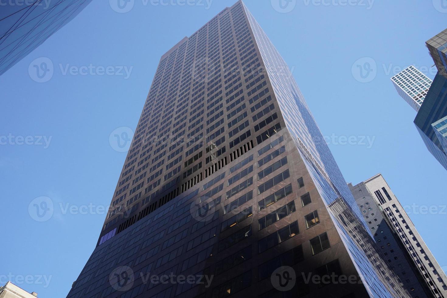 Nouveau york Manhattan grattes ciels vue de le rue à le Haut de le bâtiment sur ensoleillé clair journée photo