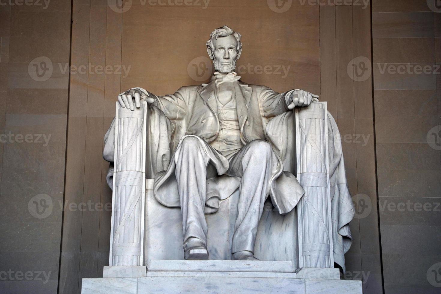 Washington cc, abraham Lincoln statue à l'intérieur Lincoln Mémorial, construit à honneur le 16e Président de le uni États de Amérique photo