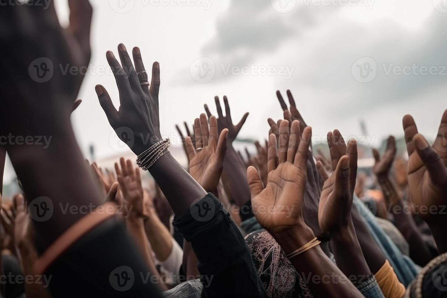 une foule de gens élevé leur mains à le ciel, une collectif prière à Dieu génératif ai photo