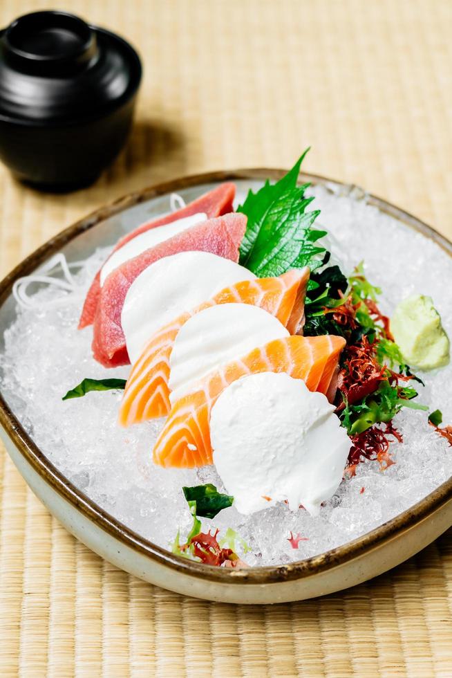 sashimi crus et frais sertis de viande de saumon et de thon photo