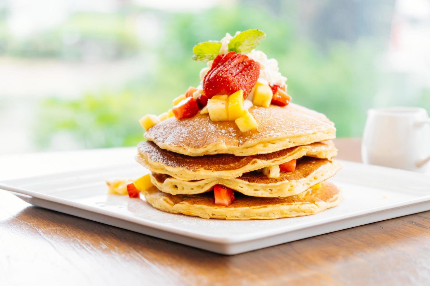 pile de crêpes aux fraises sur le dessus photo