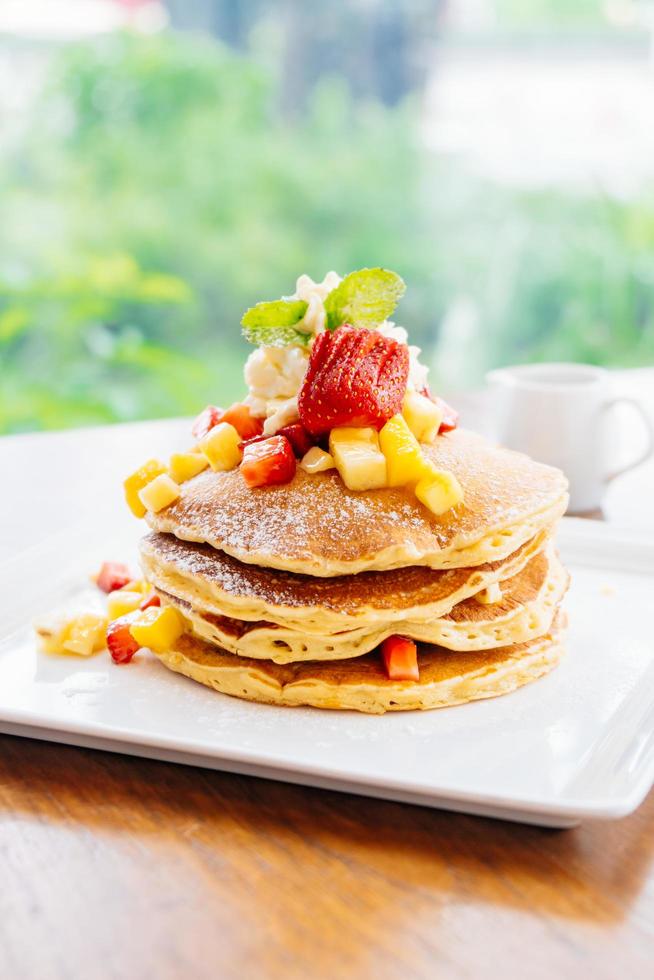 pile de crêpes aux fraises sur le dessus photo