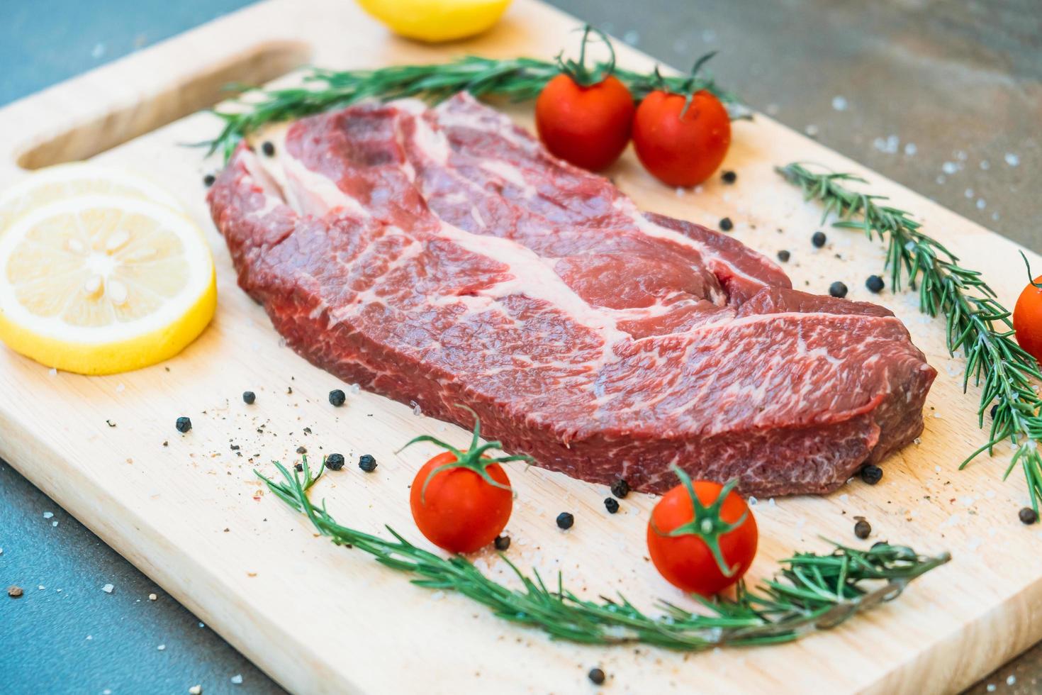 viande de bœuf crue sur une planche à découper photo