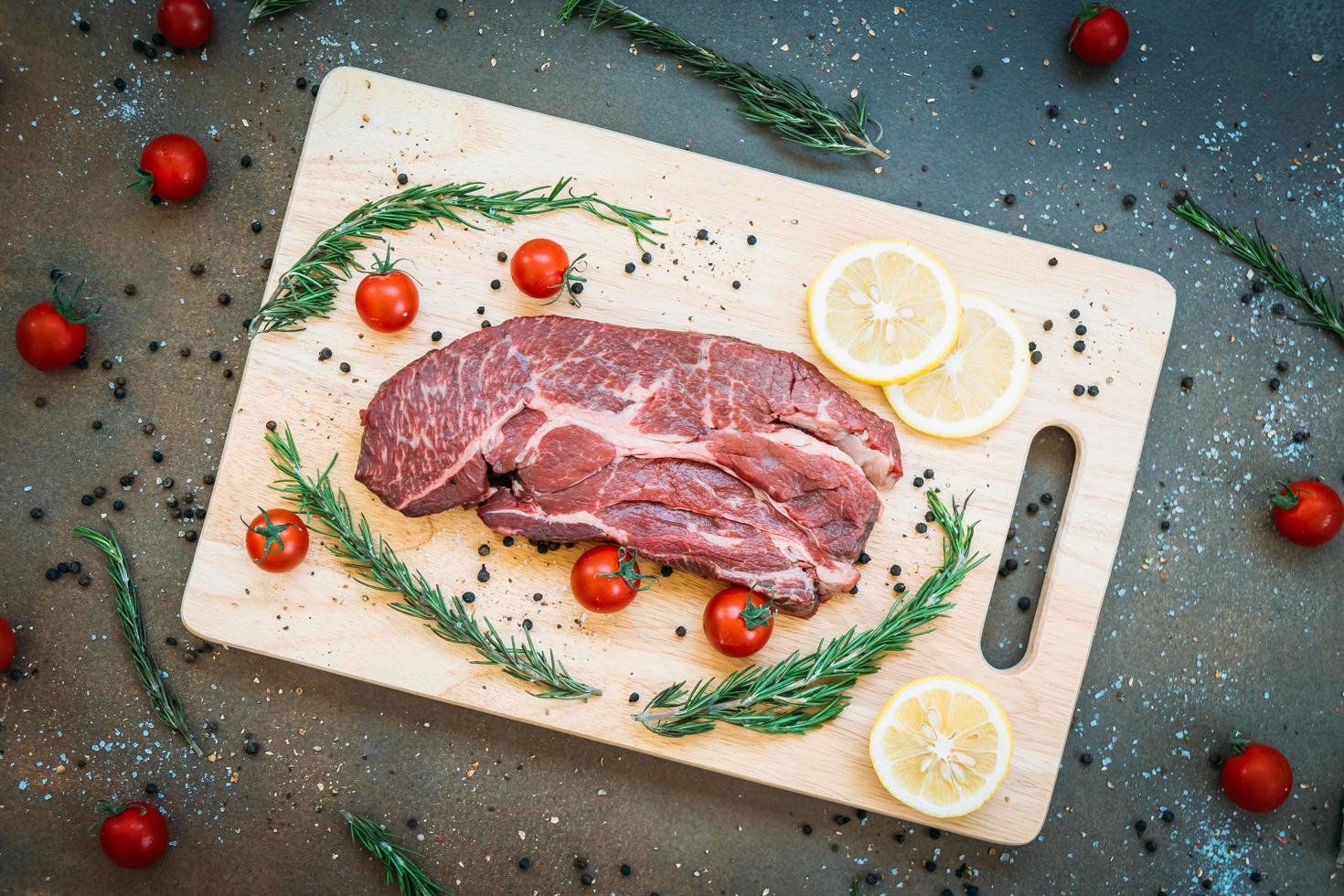 viande de bœuf crue sur une planche à découper photo