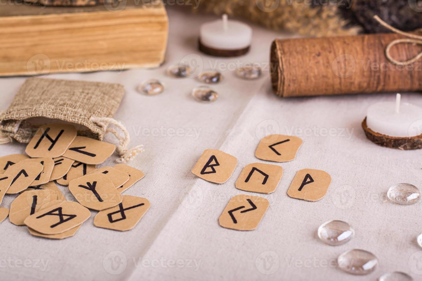 divination par une traverser sur fait maison scandinave runes sur le table photo