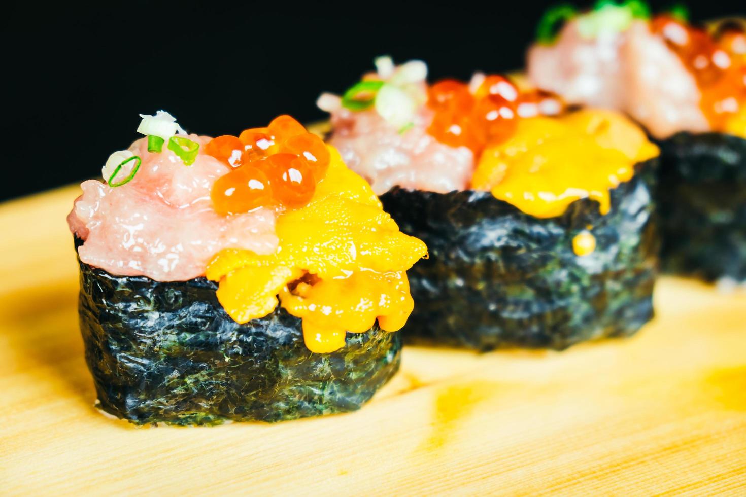 sushi uni avec thon otoro et œuf de saumon sur le dessus photo