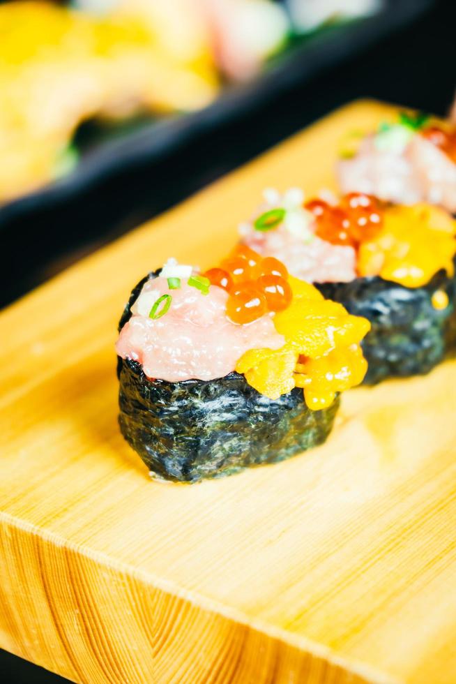 sushi uni avec thon otoro et œuf de saumon sur le dessus photo
