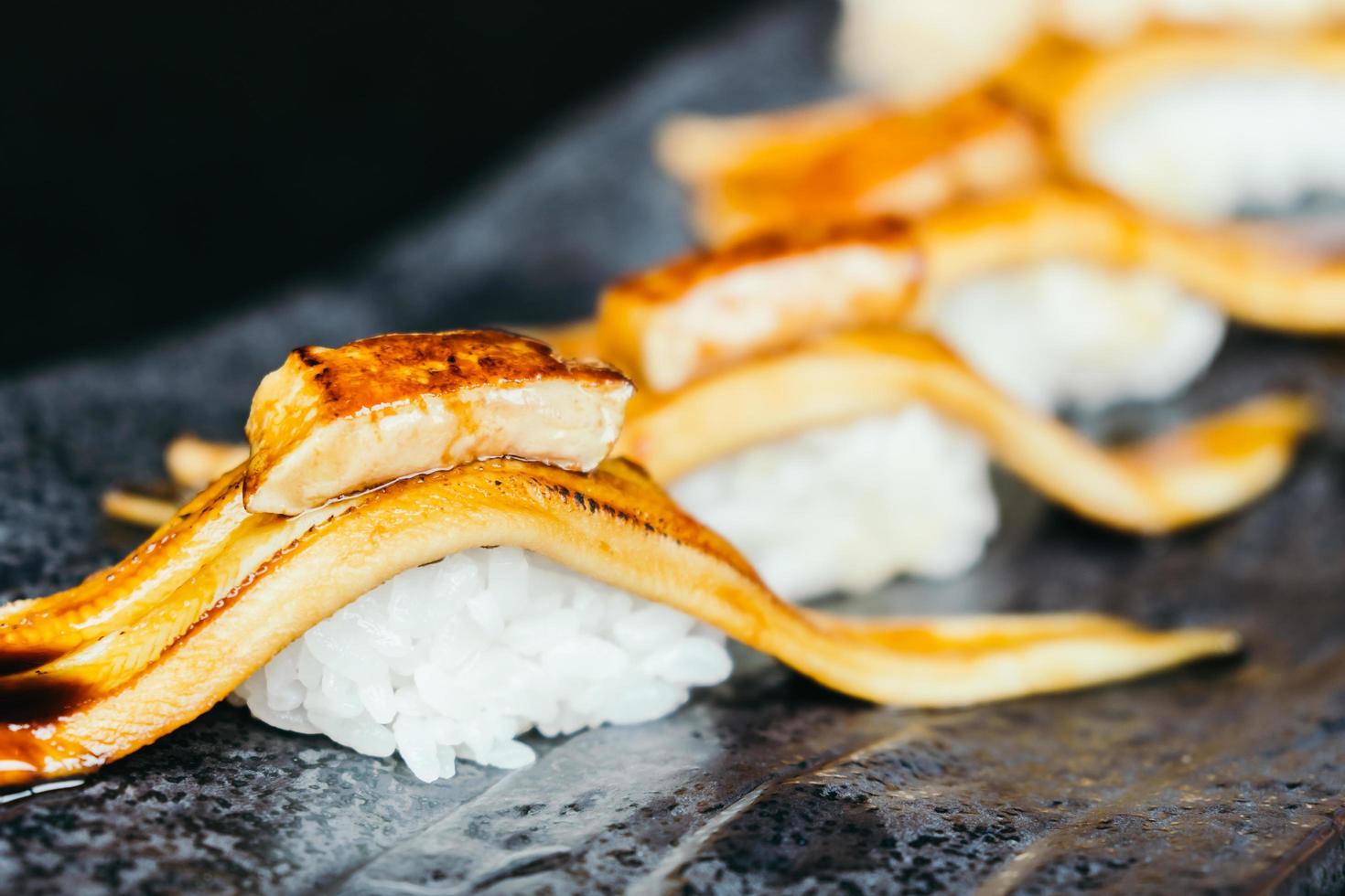 Sushi de poisson à l'anguille grillé avec foie gras sur le dessus photo