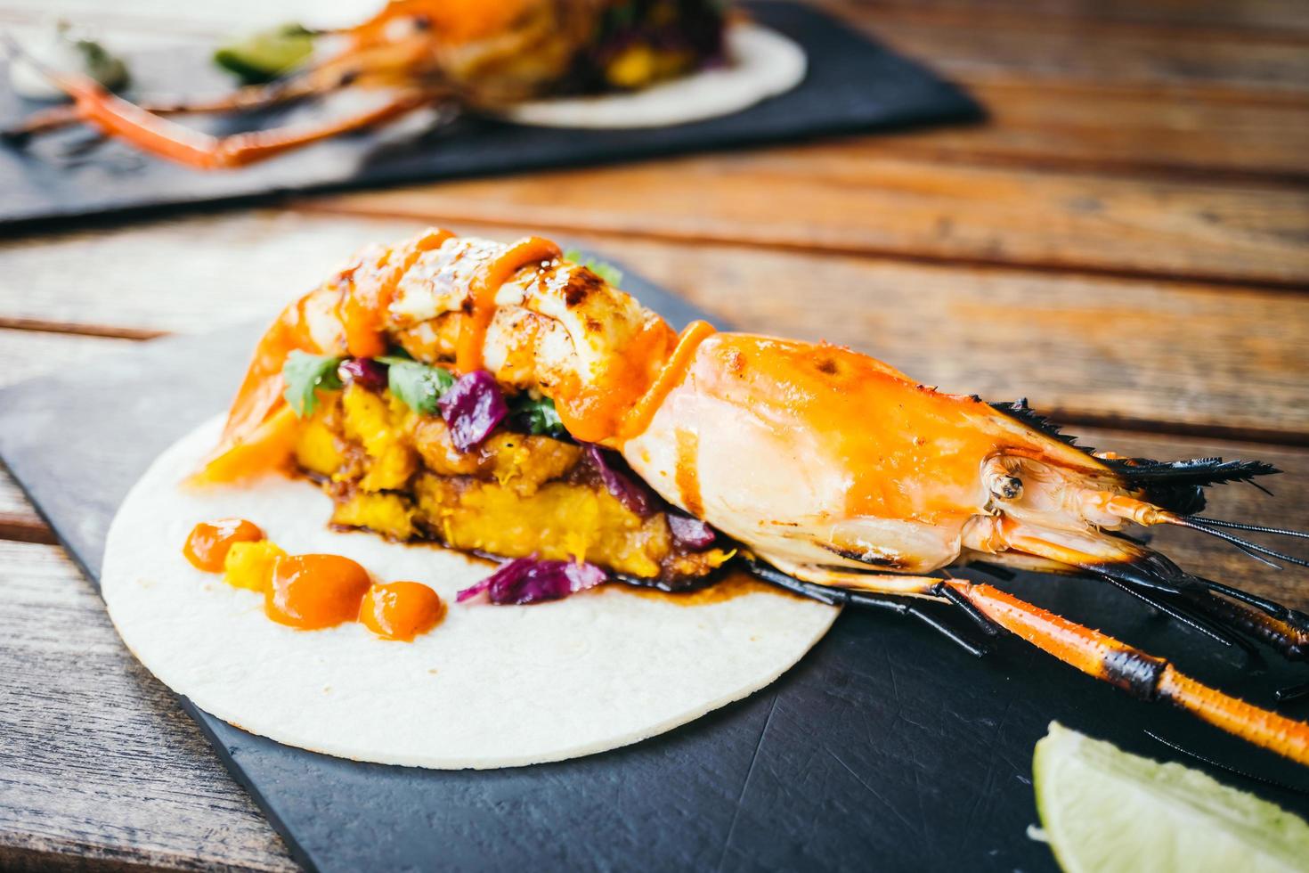 taco aux crevettes ou crevettes et sauce photo