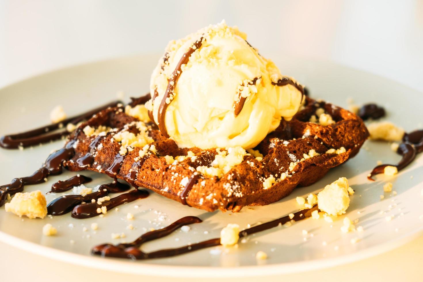 Gaufre au chocolat dessert sucré avec crème glacée photo