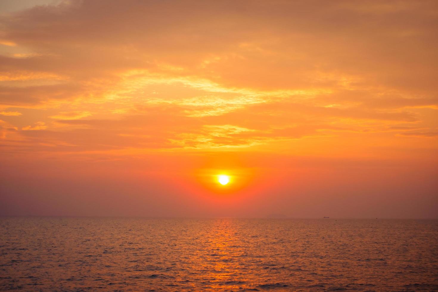 beau coucher de soleil sur la plage et la mer photo