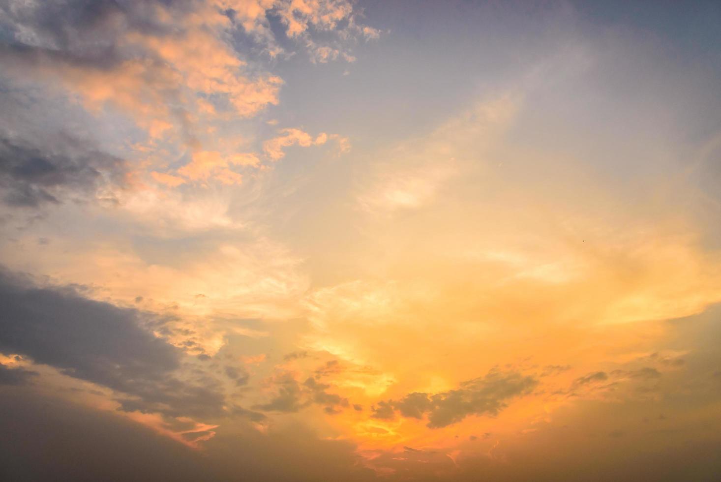 nuages au coucher du soleil photo