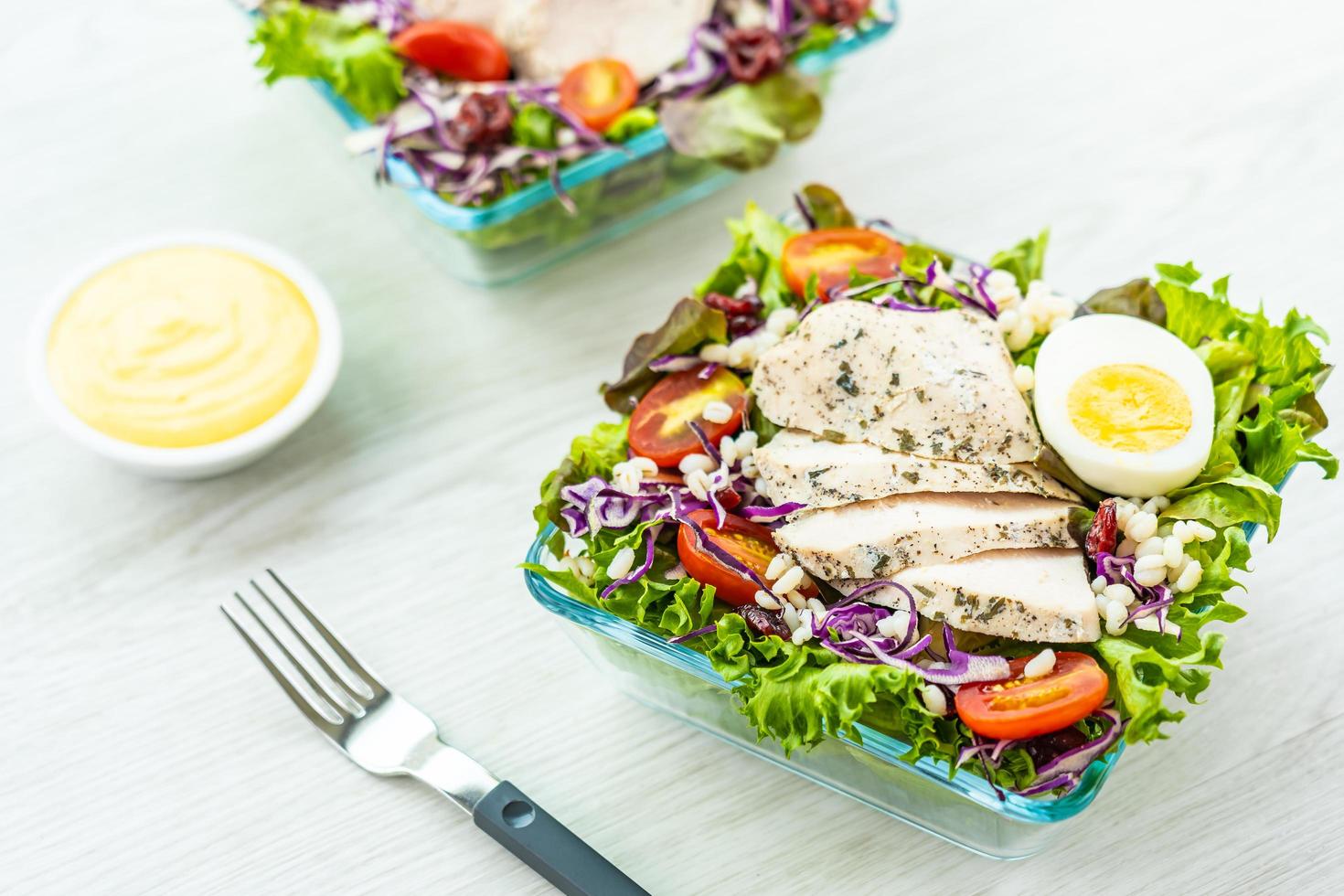 poitrine de poulet grillée et salade de viande photo