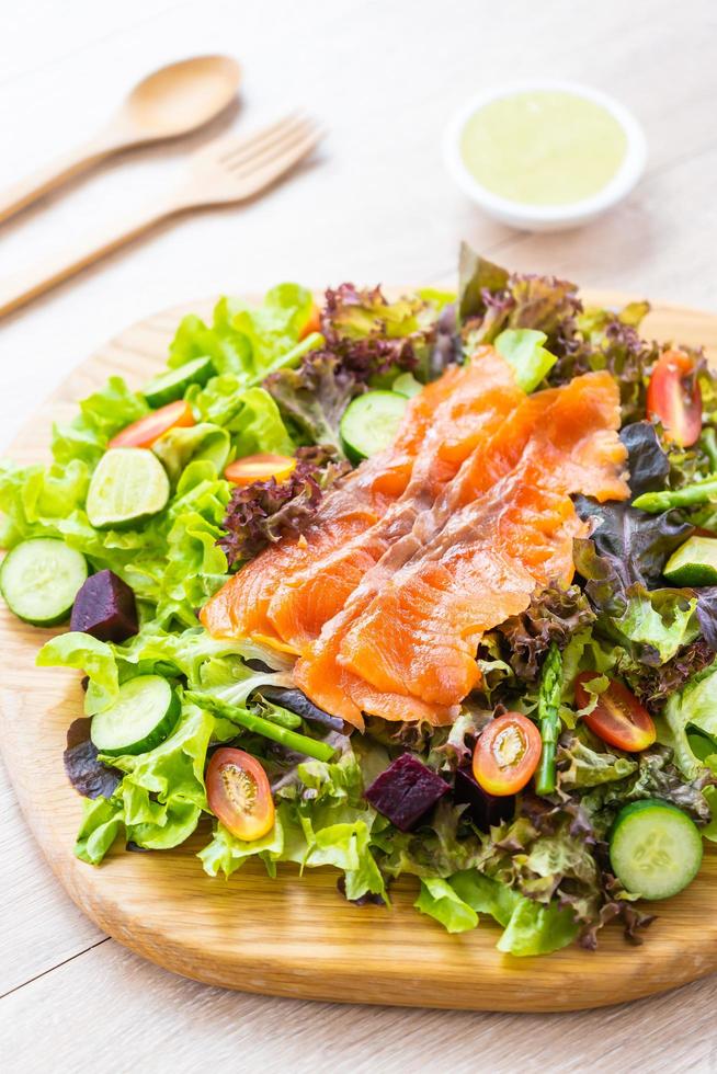 poisson cru à la viande de saumon fumé avec salade de légumes verts frais photo