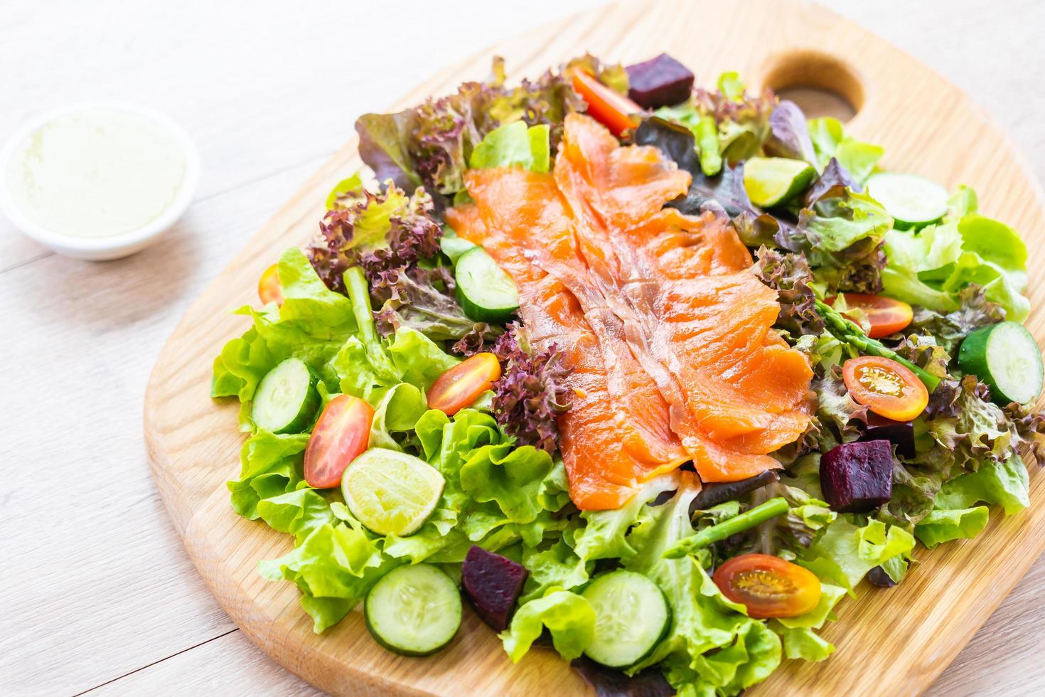 poisson cru à la viande de saumon fumé avec salade de légumes verts frais photo