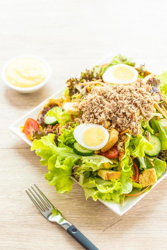 viande de thon et œufs avec salade de légumes frais photo