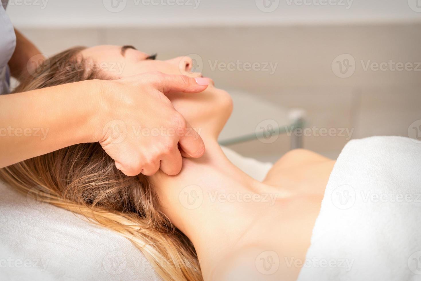 esthéticien fabrication lymphatique drainage visage massage ou lifting du visage massage à le beauté salon. photo