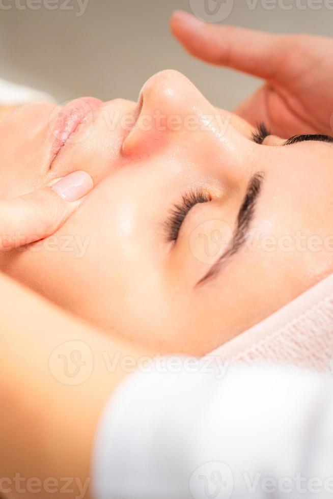 esthéticien fabrication lymphatique drainage visage massage ou lifting du visage massage à le beauté salon. photo