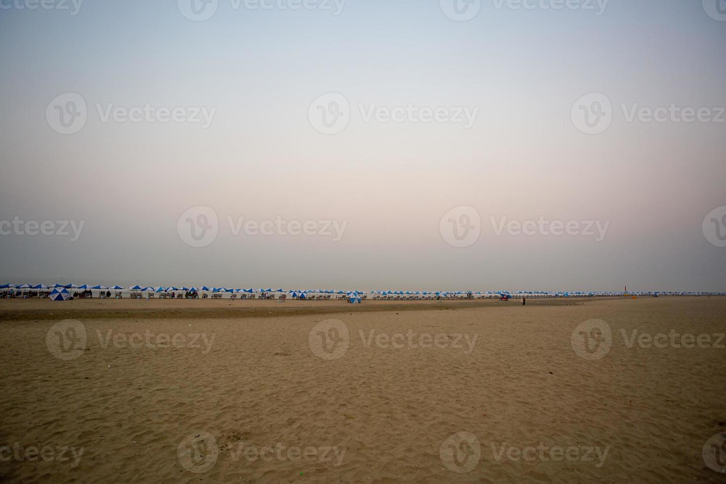 le de bonne heure Matin vide vue de le le plus long sablonneux mer plage barreur bazar. photo