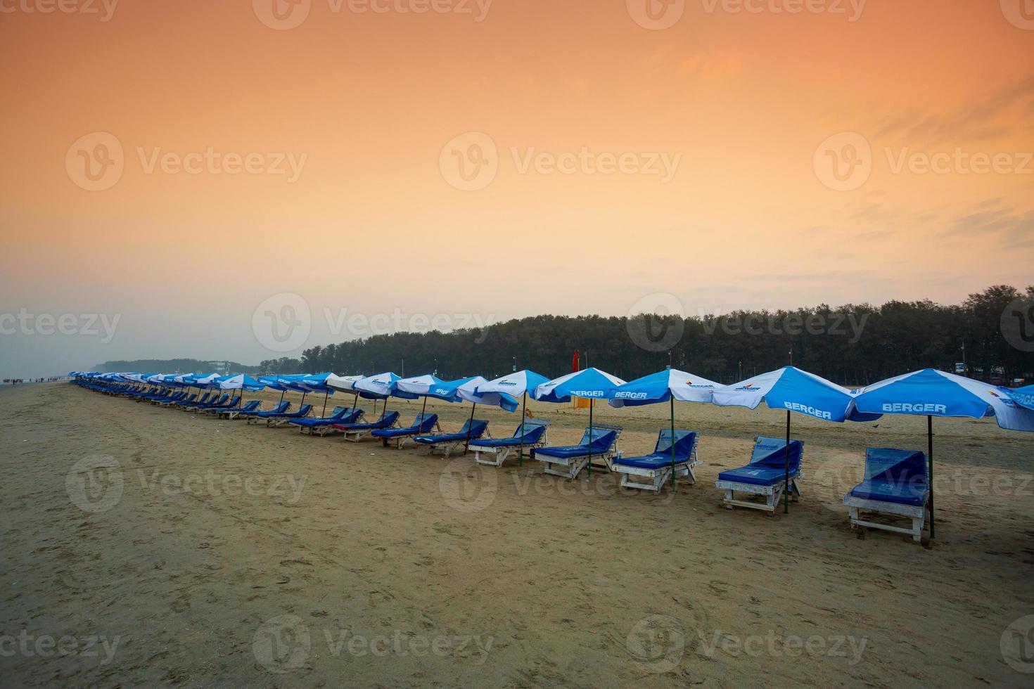 le de bonne heure Matin ciel et Soleil vue de le le plus long mer plage barreur bazar, chattagramme. photo