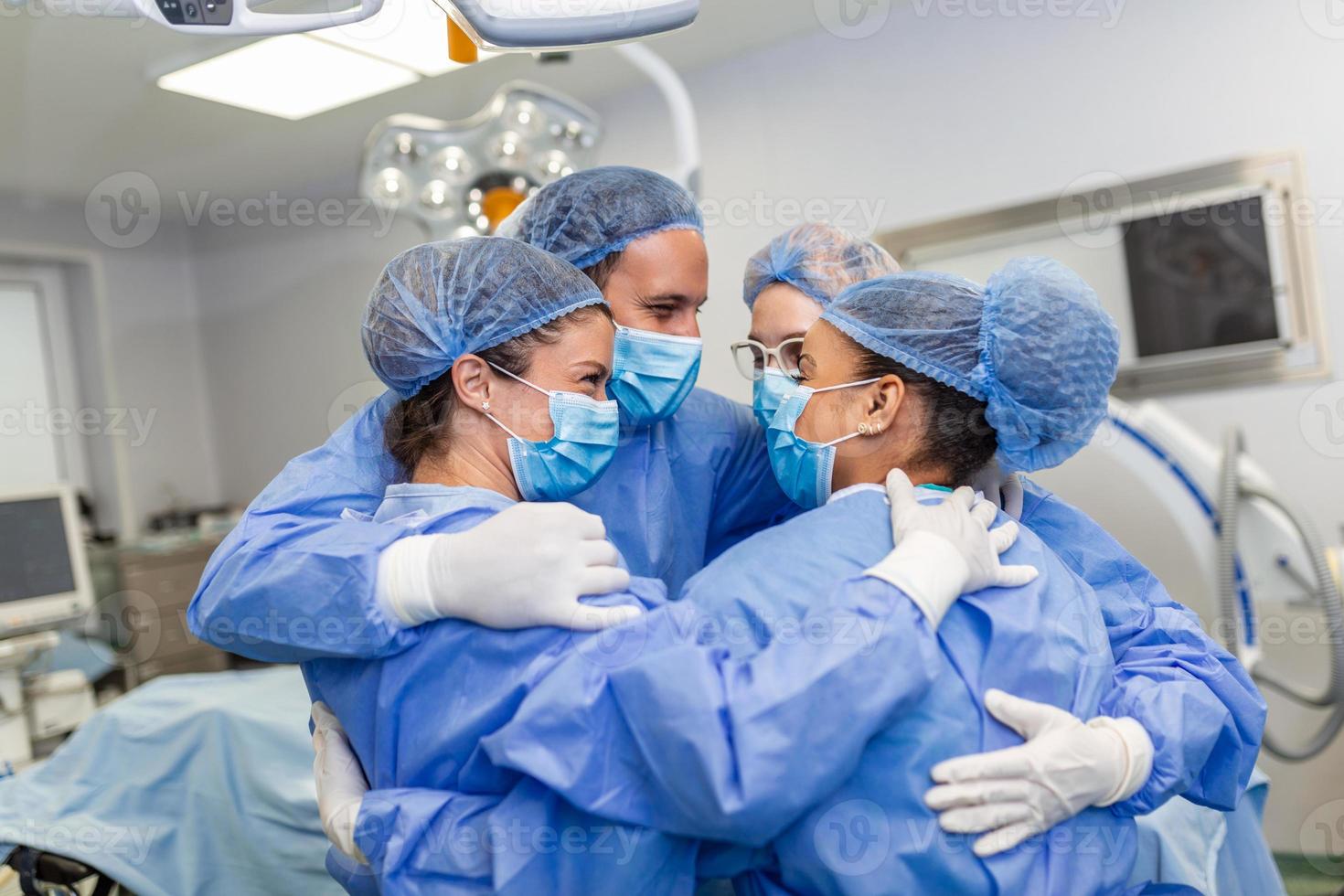 partiel vue de travailleur Masculin et femelle hôpital équipe dans plein protecteur porter permanent ensemble dans groupe embrasse photo