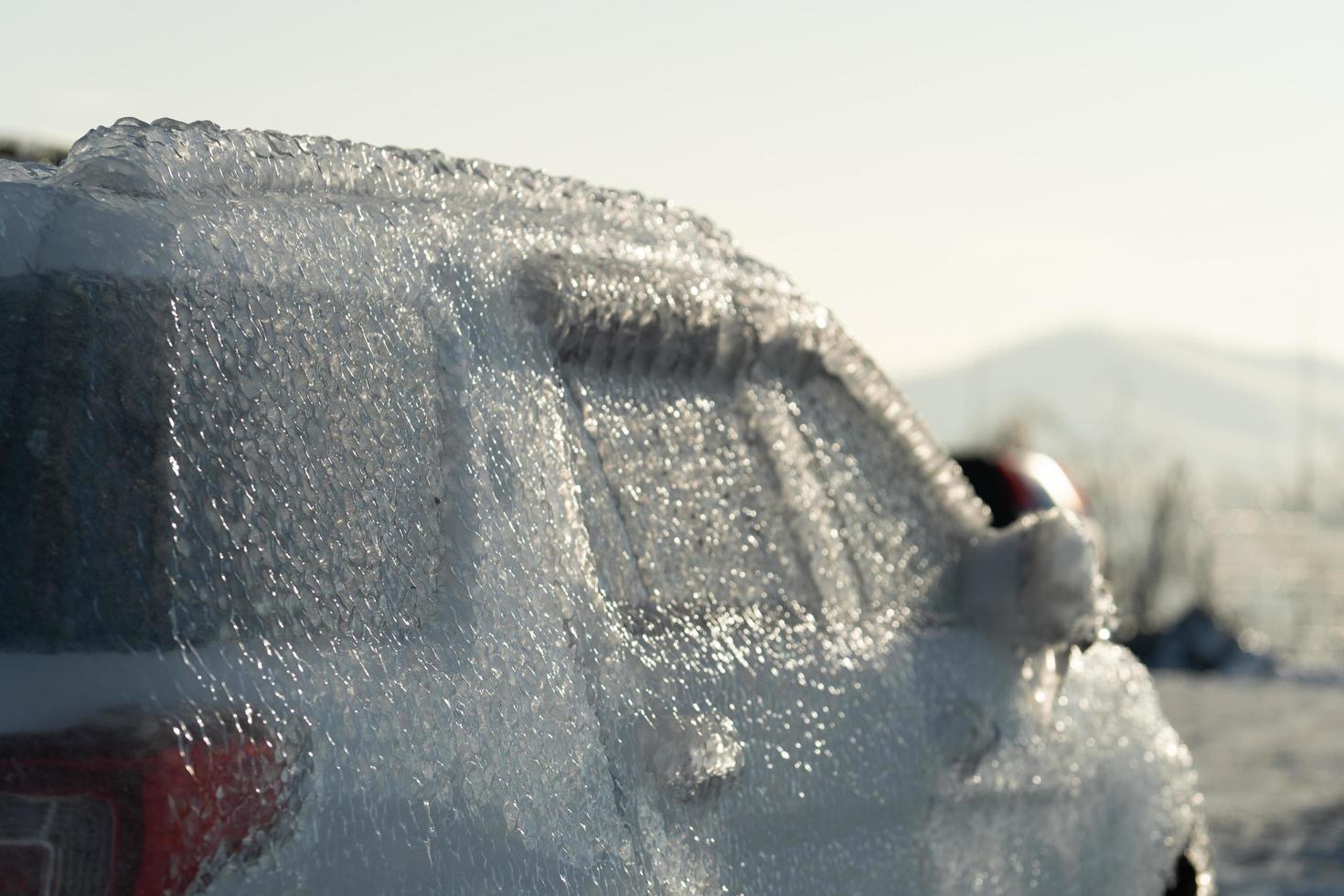 Une voiture couverte de glace à Vladivostok, Russie photo