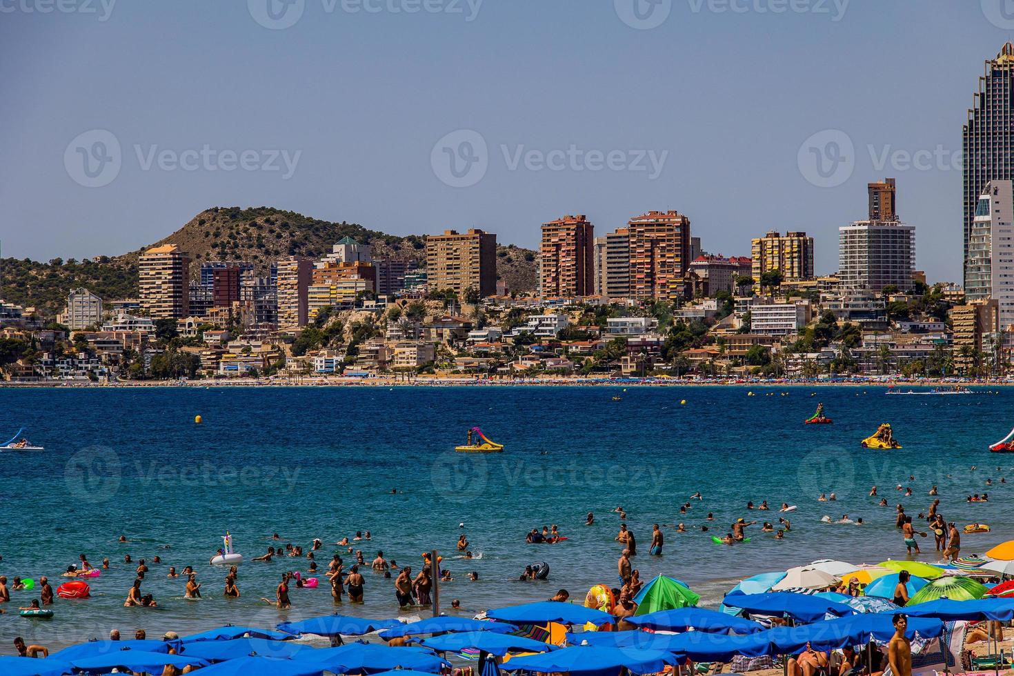 panorama vue sur une ensoleillé journée sur le ville de benidorm Espagne photo