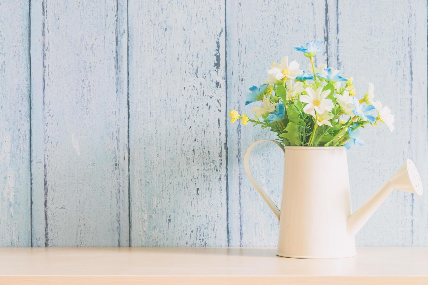 vase au mur en bois photo