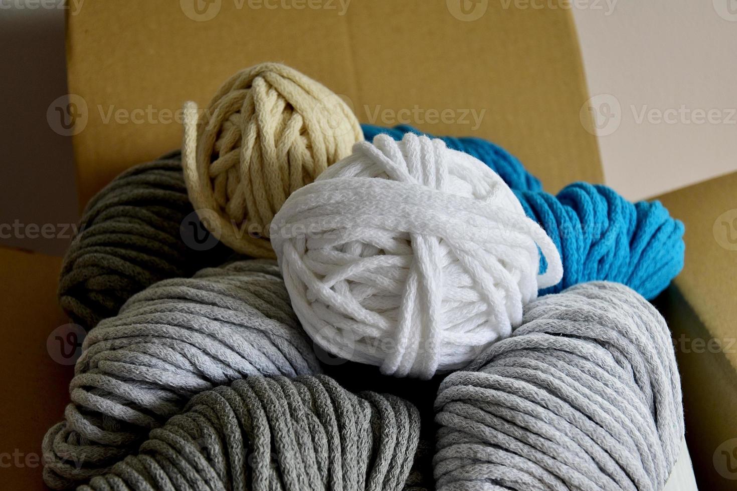 paquet avec une coloré corde coton pour main tricot photo