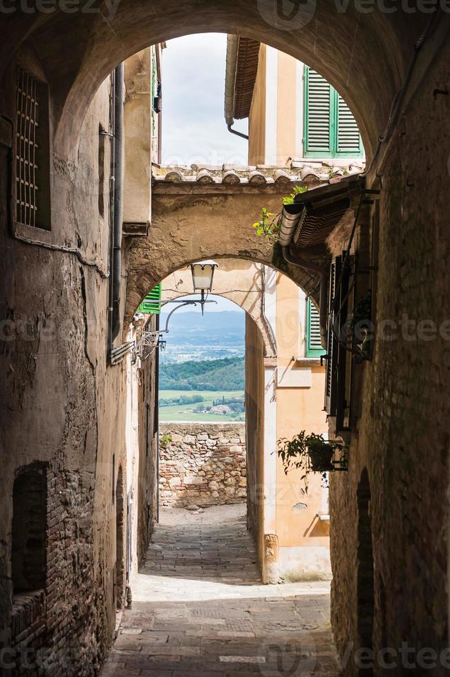 Vue à travers arcade en Italie photo