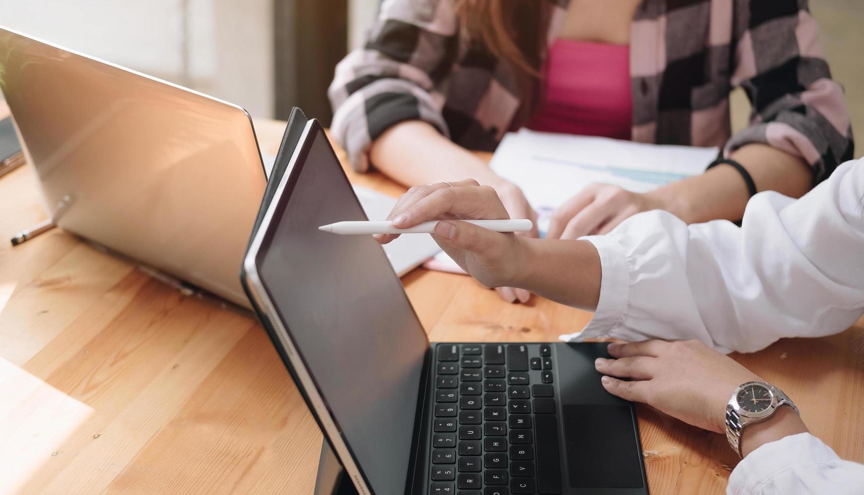 collègues lors d'une réunion avec une tablette photo