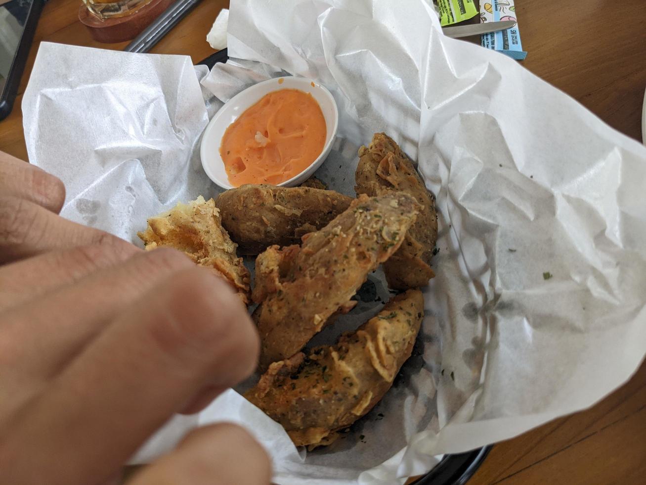 Patate coins avec fromage sauce plus de le blanc papiers. le photo est adapté à utilisation pour nourriture arrière-plan, affiche et nourriture contenu médias.