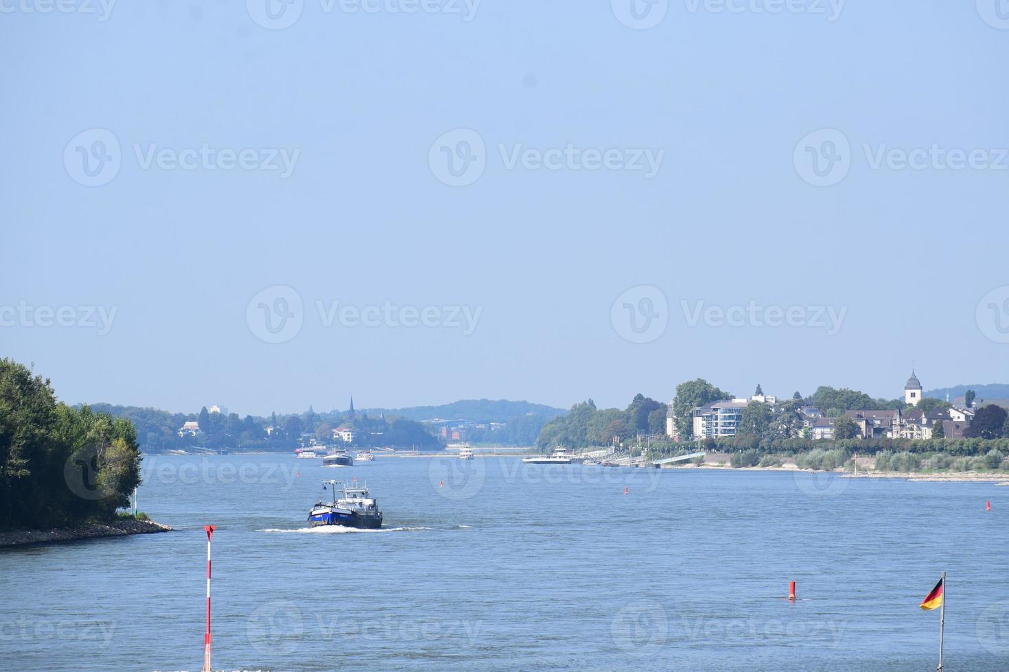 Rhin près remage avec certains navires dans été photo